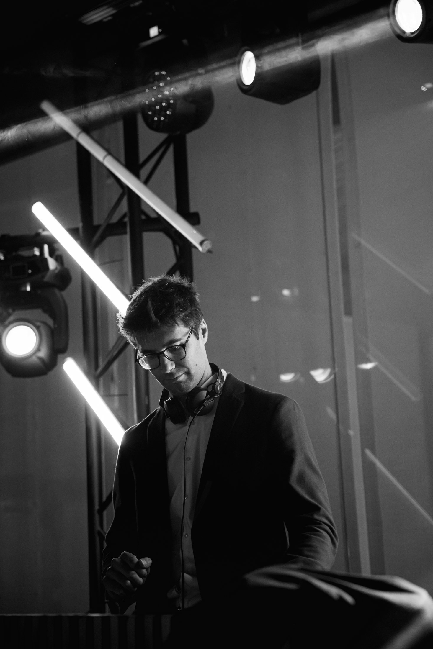 Retrato de SMERITT con traje y auriculares bajo las luces